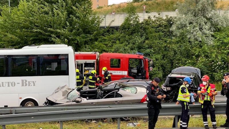Řidič v Praze prchal před policií, naboural autobus a dvě auta. Mezi zraněnými jsou i děti